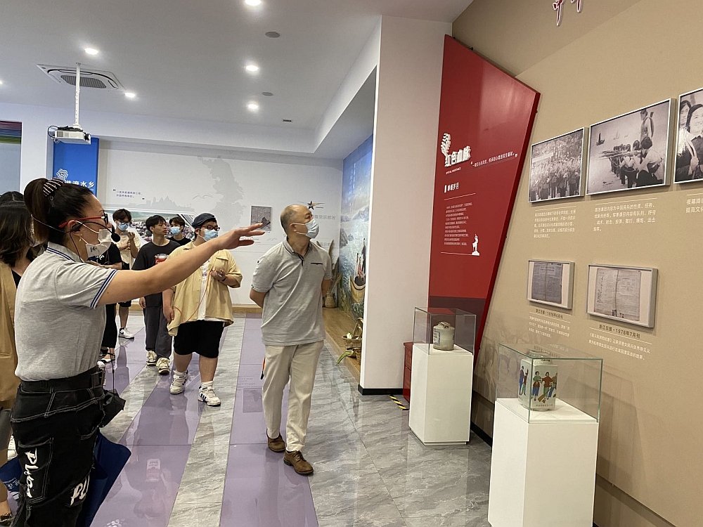 駐浙江聯絡處主任劉銘德與同學們一起參觀美麗新農村洋港村
