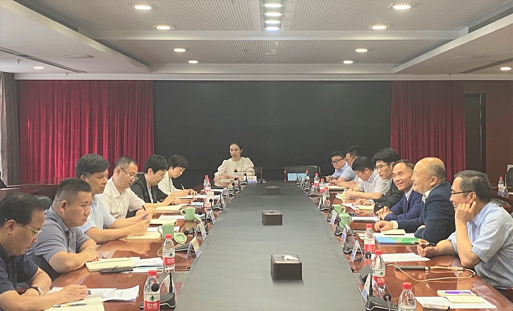 駐浙江聯絡處主任劉銘德（右排右二）與浙江省商務廳廳長韓傑（左排左三）、副廳長陳志成（左排左四）等交流座談