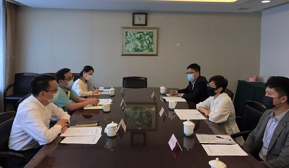 駐滬辦主任蔡亮（右二）與市政協僑委主任姚海（左一）會面交流