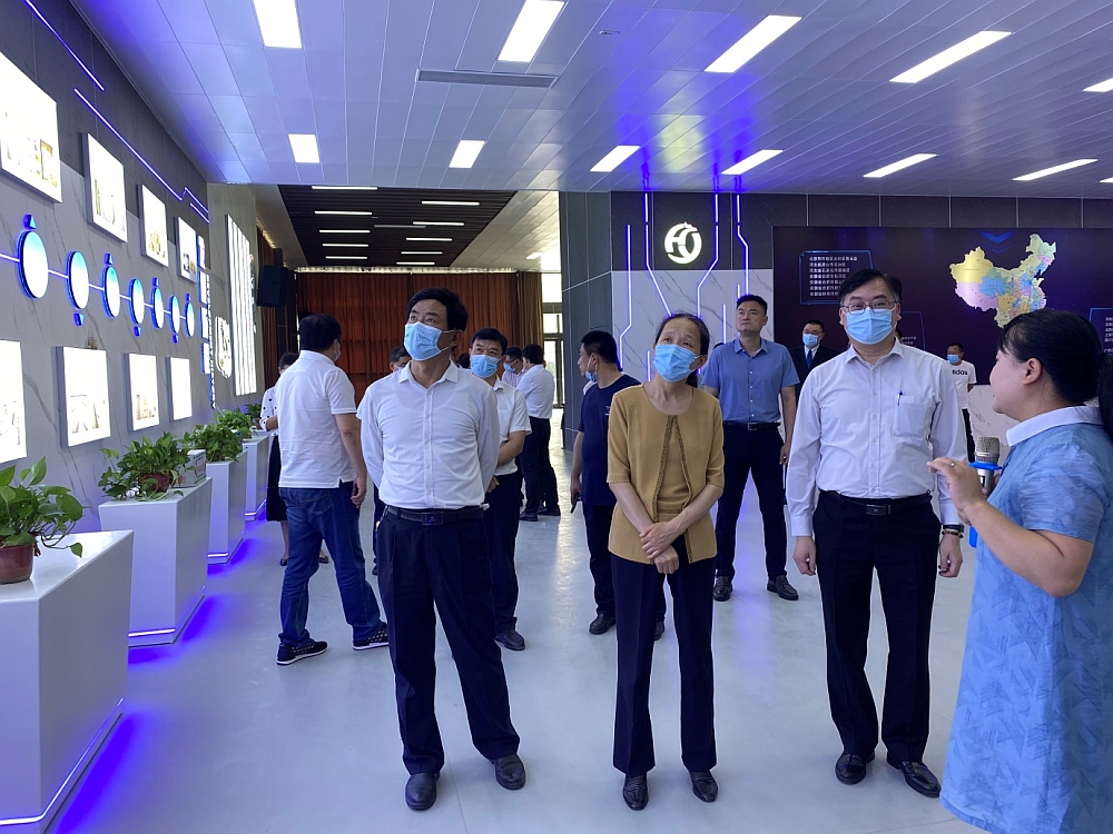 駐山東聯絡處副主任方明遠（前排右）及山東省委台港澳辦副主任尹曉民（前排中）等考察山東省好友養殖有限公司