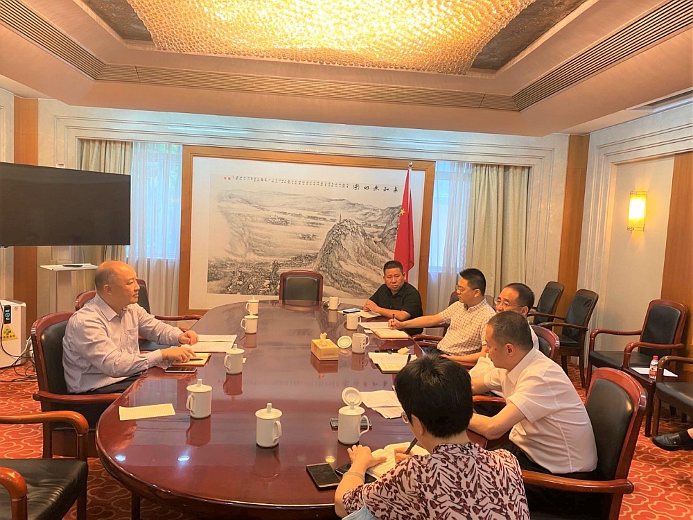 駐浙江聯絡處主任劉銘德（左排左一）與浙江省政府辦公廳副主任李耀武（右排右二）、浙江省商務廳副廳長陳志成（右排右一）等會面交流