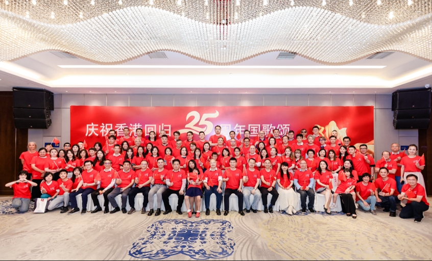 駐浙江聯絡處主任劉銘德及副主任劉穎怡與百餘名在杭港人合照留念。