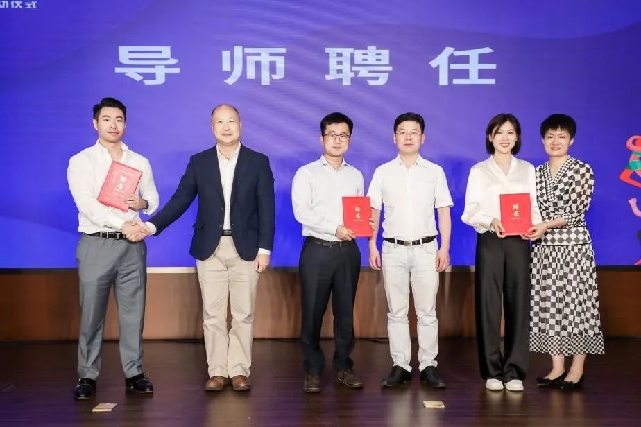 駐浙江聯絡處主任劉銘德（左二）、浙江省統戰部港澳辦處處長沈浙（右三）及浙江省青年聯合會秘書長劉俏蕾（右一）為實習導師頒發聘書。