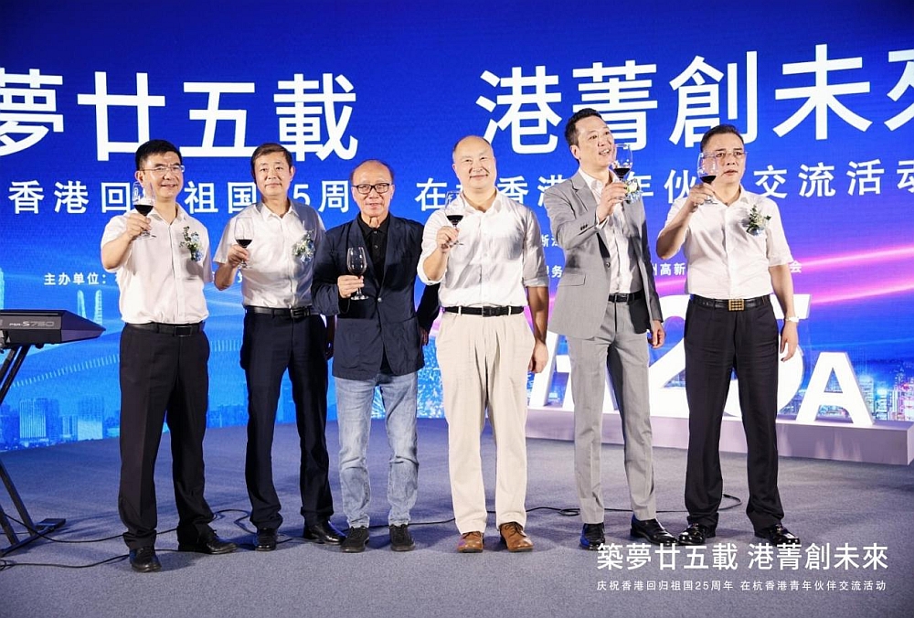 駐浙江聯絡處主任劉銘德（右三）、杭州市委統戰部副部長俞永明（左二）、杭州高新區（濱江）區常委、統戰部部長朱黎明（左一）、浙江省香港商會會長湯耀光（右二）等祝酒合影。