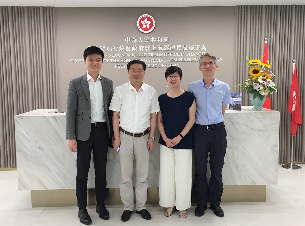 駐滬辦主任蔡亮（右二）、虹口區委統戰部部長鄭宏（左二）、駐滬辦副主任勞逸民（左一）及虹口區委統戰部副部長王超（右一）會面後合影