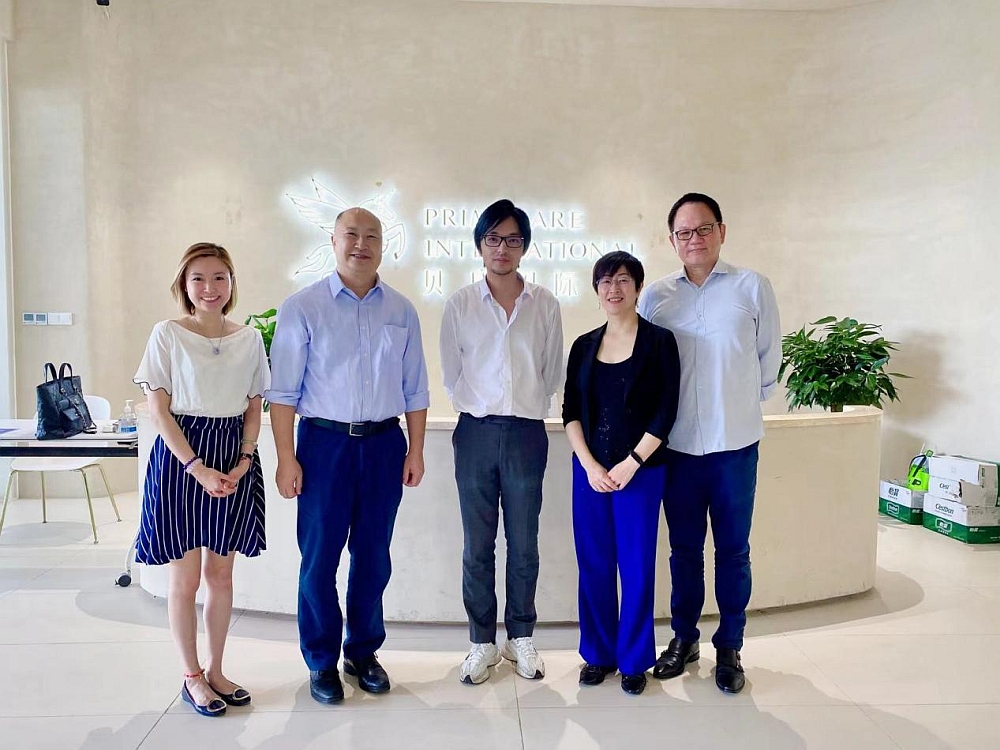 駐滬辦主任蔡亮（右二）、駐浙江聯絡處主任劉銘德（左二）、駐滬辦副主任、投資推廣總監鞏連全（右一）、駐滬辦投資推廣組經理陳美樺（左一）和杭州貝康健康科技集團有限公司創始人兼CEO向華（中）合影。