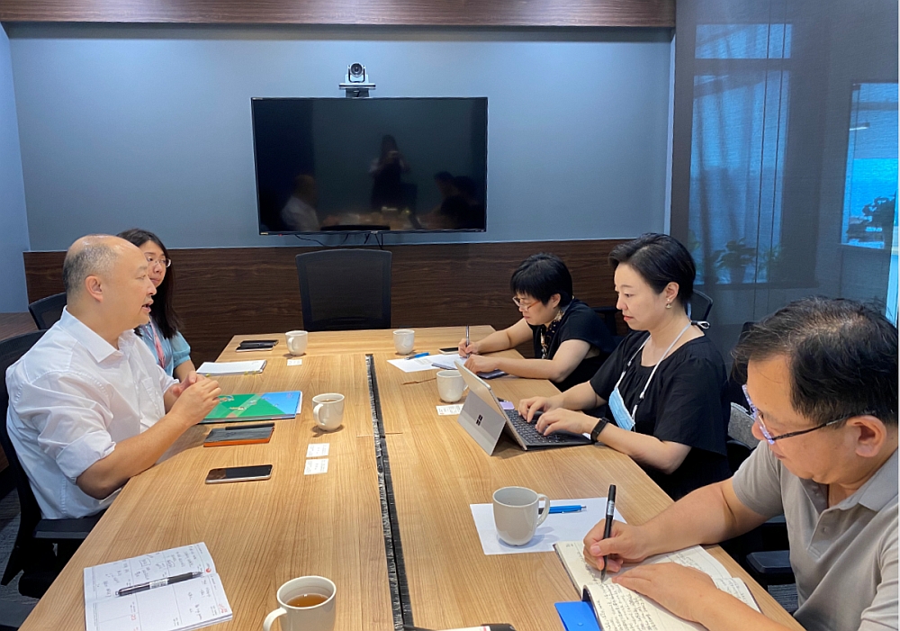 駐浙江聯絡處主任劉銘德（左一）、駐浙江聯絡處副主任劉穎怡（左二）、與紹興市港澳辦副主任謝妍（右二）、港澳處處長顧欣秋（右三）、出國管理處處長余一飛（右一）會面交流。