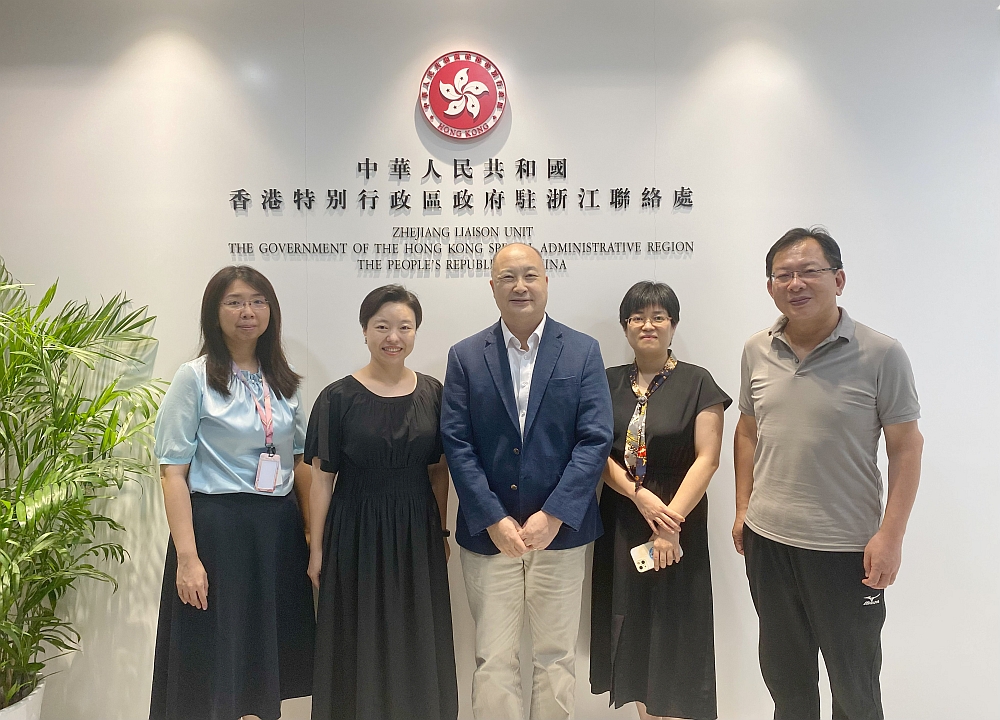 駐浙江聯絡處主任劉銘德（中）、駐浙江聯絡處副主任劉穎怡（左一）、與紹興市港澳辦副主任謝妍（左二）、港澳處處長顧欣秋（右二）、出國管理處處長余一飛（右一）合影。