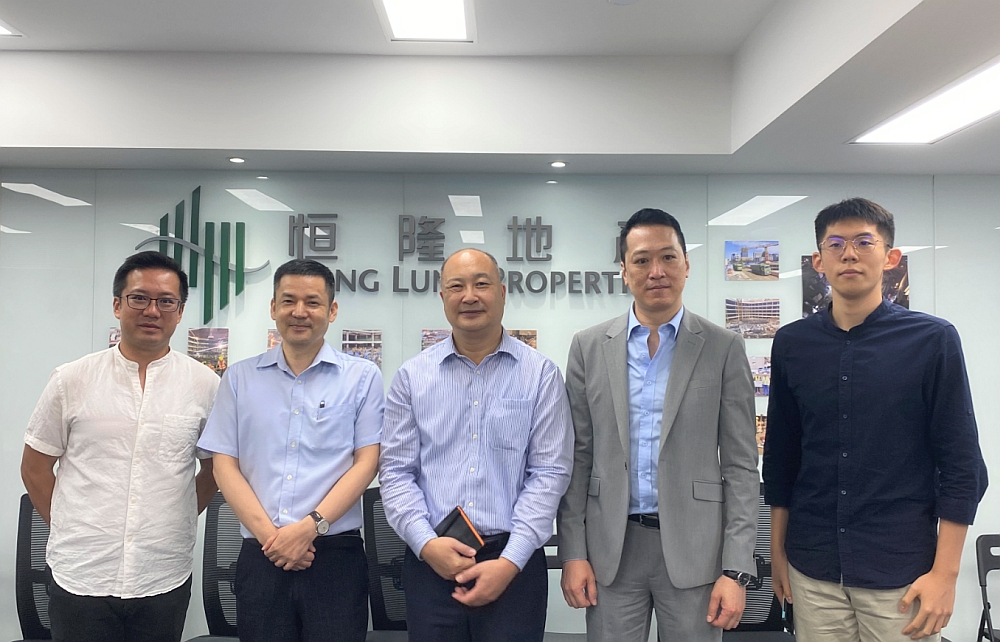 駐浙江聯絡處主任劉銘德（中）與浙江省香港商會會長湯耀光（右二）、恒隆地產項目管理副董事唐龍添（左二）等合影