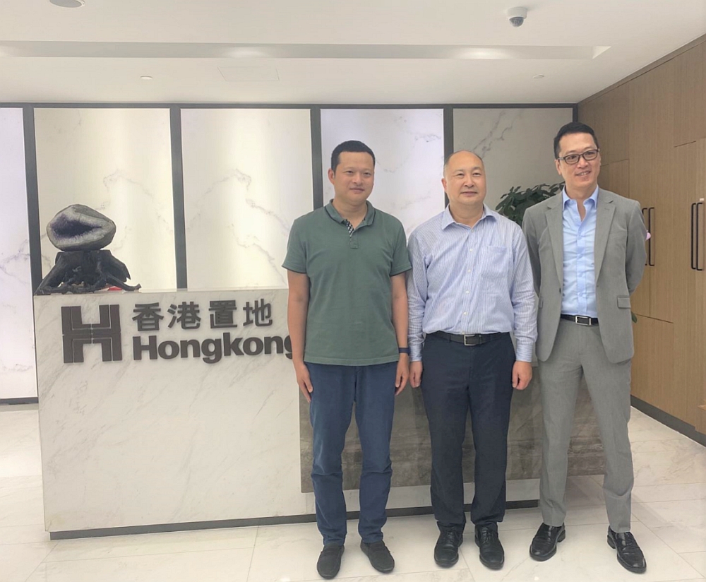 駐浙江聯絡處主任劉銘德（中）與浙江省香港商會會長湯耀光（右一）、香港置地杭州公司總經理胡攀（左一）合影