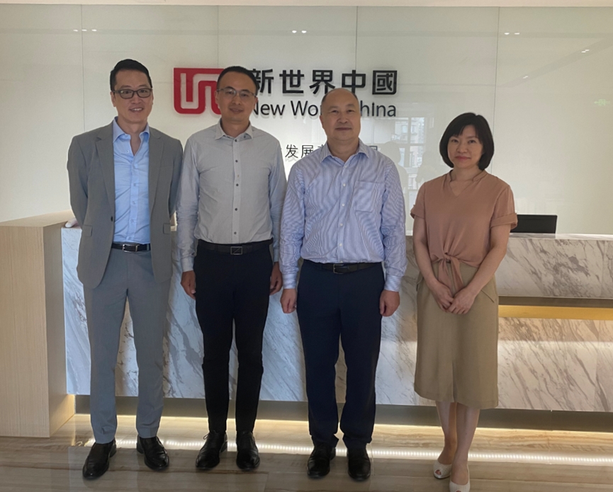 駐浙江聯絡處主任劉銘德（右二）與浙江省香港商會會長湯耀光（左一）、新世界杭州項目總經理方春明（左二）、新世紀杭州項目副總經理鄒霞合影