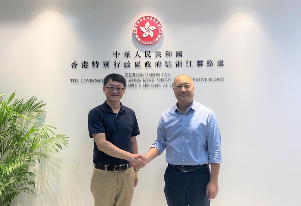 駐浙江聯絡處主任劉銘德（右）與杭州錢塘新區產業集團有限公司董事長姚晨蓬（左）會後合影