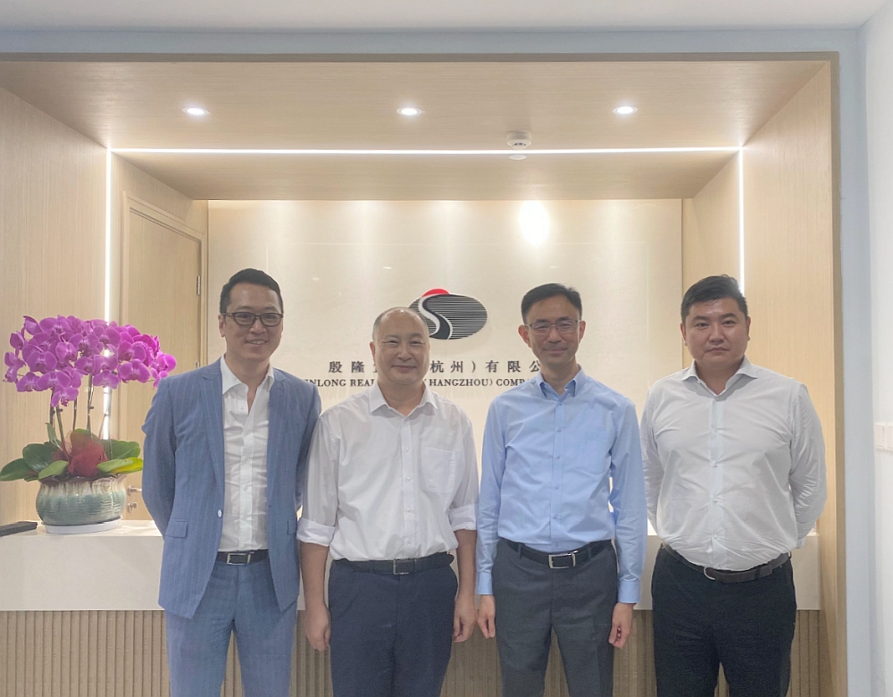 駐浙江聯絡處主任劉銘德（左二）與浙江省香港商會會長湯耀光（左一）、嘉里置業(杭州)有限公司總經理陳小峰（右二）、業務發展總監蔡禮宗（右一）合影