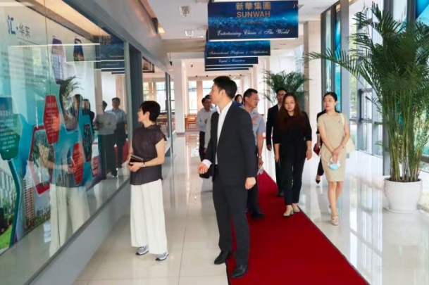 ［港資企業］新華集團華東區總經理鄒攀（右）向蔡主任（左）介紹新華集團的發展情況