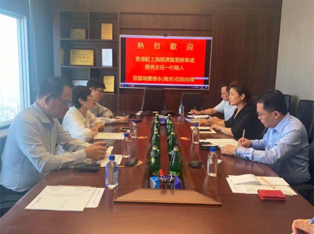 ［港資企業］瑞豐德永南京分公司行政總經理蘆文秀（右二）向蔡主任（左二）介紹瑞豐德永的業務情況
