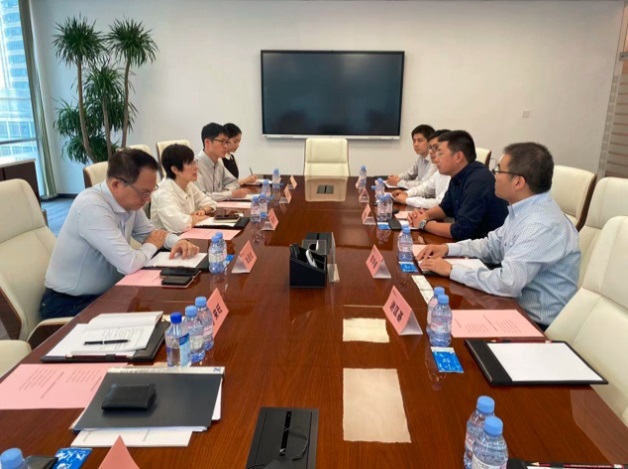 ［港資企業］蔡主任（左二）和香港置地南京分公司總經理葉棟成（右二）會面交流，了解香港置地在南京的規劃及發展佈局