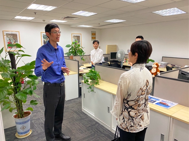 ［港資企業］國泰航空南京分公司客運銷售經理許立（左）向蔡主任（右）介紹國泰航空在南京的營運情況
