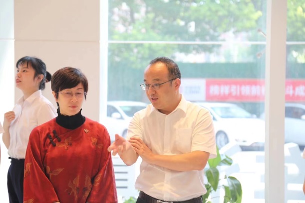 ［內地企業］中車南京浦鎮車輛有限公司副總經理王衛（右）陪同蔡主任（左）參觀中國中車的展示廳