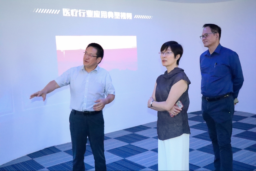 ［內地企業］東集技術股份有限公司董事長王正國（左）為蔡主任（中）和駐滬辦副主任、投資推廣總監鞏連全（右）介紹公司情況
