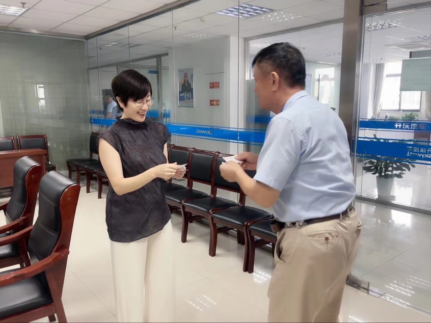 ［內地企業］蔡主任（左）和開沃新能源汽車集團董事長黃宏生（右）互換名片