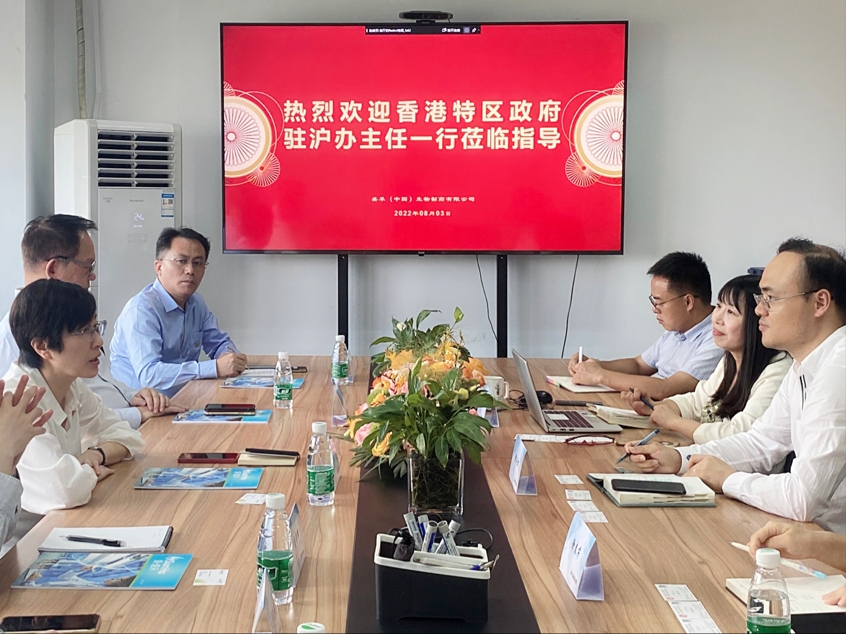 ［內地企業］蔡主任（左一）與盛禾（中國）生物製藥有限公司執行總裁殷劉鬆（右一）會面交流