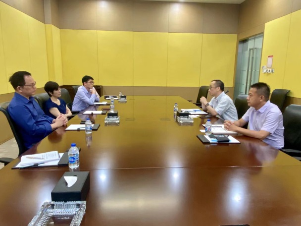 ［內地企業］蔡主任（左二），駐滬辦副主任、投資推廣總監鞏連全（左一）和蘇寧易購集團股份有限公司高級副總裁龔震宇（右二），公共事務部副總裁何丹濤（右一）交流會談