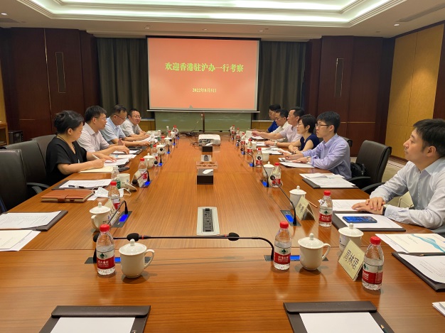 ［內地企業］蔡主任（右三）和建鄴區常務副區長龔成林（左二），生態科技島經開區管委會主任姚胜強（左三）會面交流