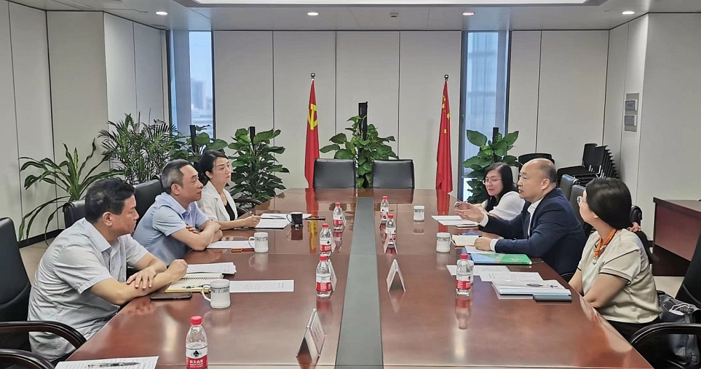 駐浙江聯絡處主任劉銘德（右排右二）、副主任劉穎怡（右排右一）與杭州市港澳事務辦公室主任金恒（左排左二）、副主任孔德勝（左排左一）、港澳處處長杜鵑（左排左三）座談深入交流。