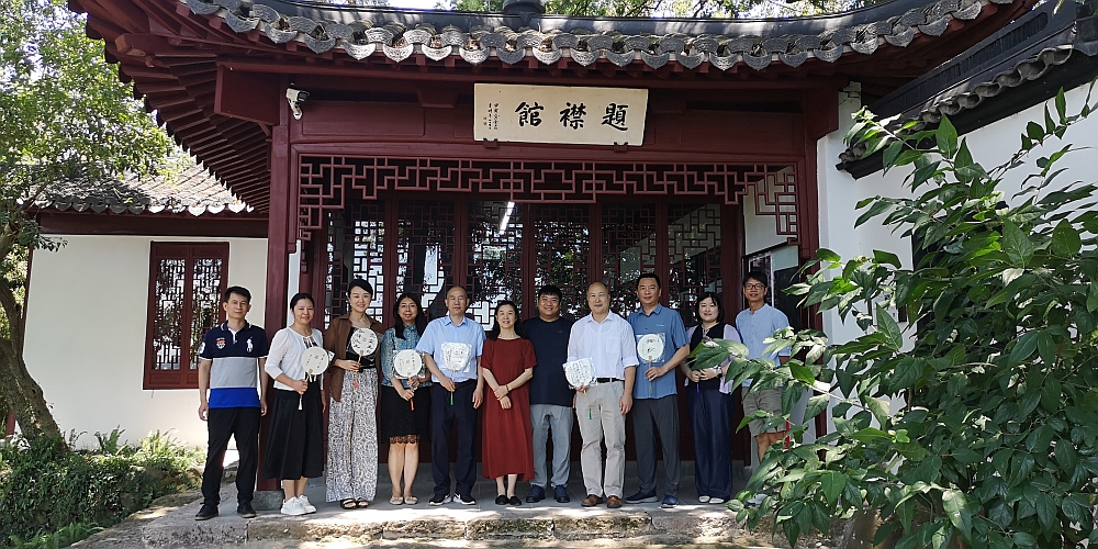 駐浙江聯絡處主任劉銘德（右四）、杭州市城鄉建設委員會副主任江小軍（左五）、西泠印社社委會副主任秦陶（右六）、西泠印社社團處副處長王臻（右五）等於西泠印社題襟館前合影。