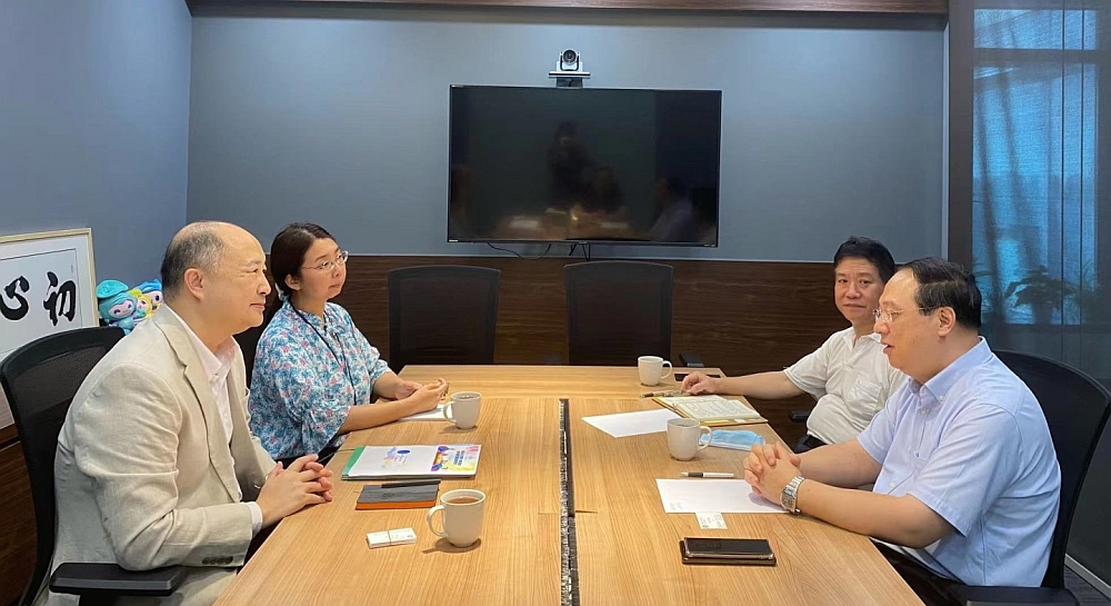 駐浙江聯絡處主任劉銘德（左排左一）、副主任劉穎怡（左排左二）與杭州市政府黨組成員、亞運市運保指揮部副指揮、亞運馬術市運保分指揮部指揮長王宏（右排右一）、杭州市港澳事務辦公室副主任孔德勝（右排右二）會面。