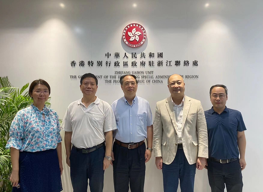 駐浙江聯絡處主任劉銘德（右二）與杭州市政府黨組成員、亞運市運保指揮部副指揮、亞運馬術市運保分指揮部指揮長王宏（中）、杭州市港澳事務辦公室副主任孔德勝（左二）合影。
