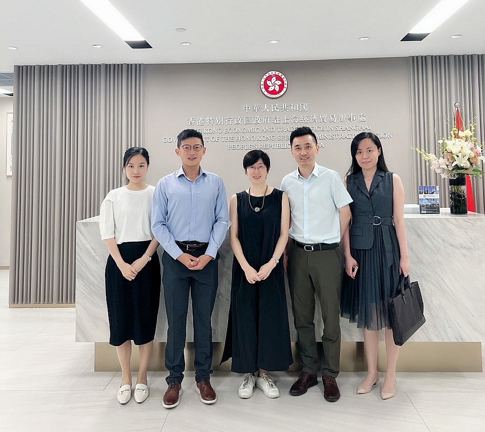 駐滬辦主任蔡亮（中）與香港航空有限公司華東區總經理李峰（右二）、國泰航空公司上海首席代表秦翔宇（左二）及香港航空有限公司上海代表處客戶經理陳玉婷（右一）一行合影