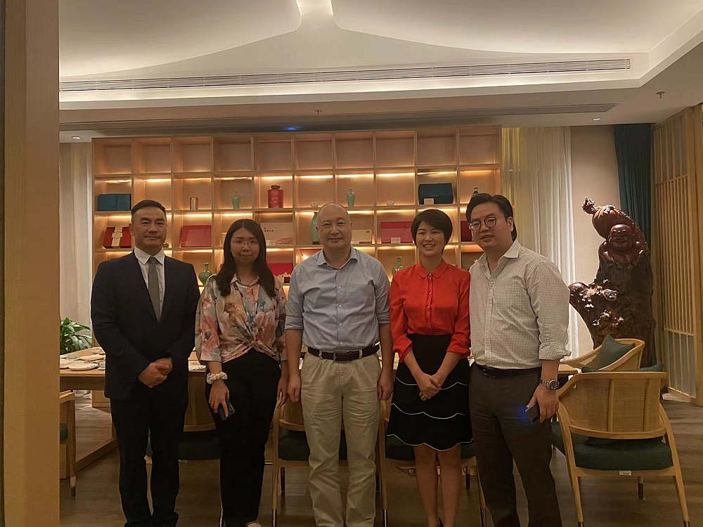 駐浙江聯絡處主任劉銘德（中）與台州耀達酒店總經理沈焯輝（左一）、台州溫嶺耀達國際大酒店總經理何國章（右一）等見面交流後合影。
