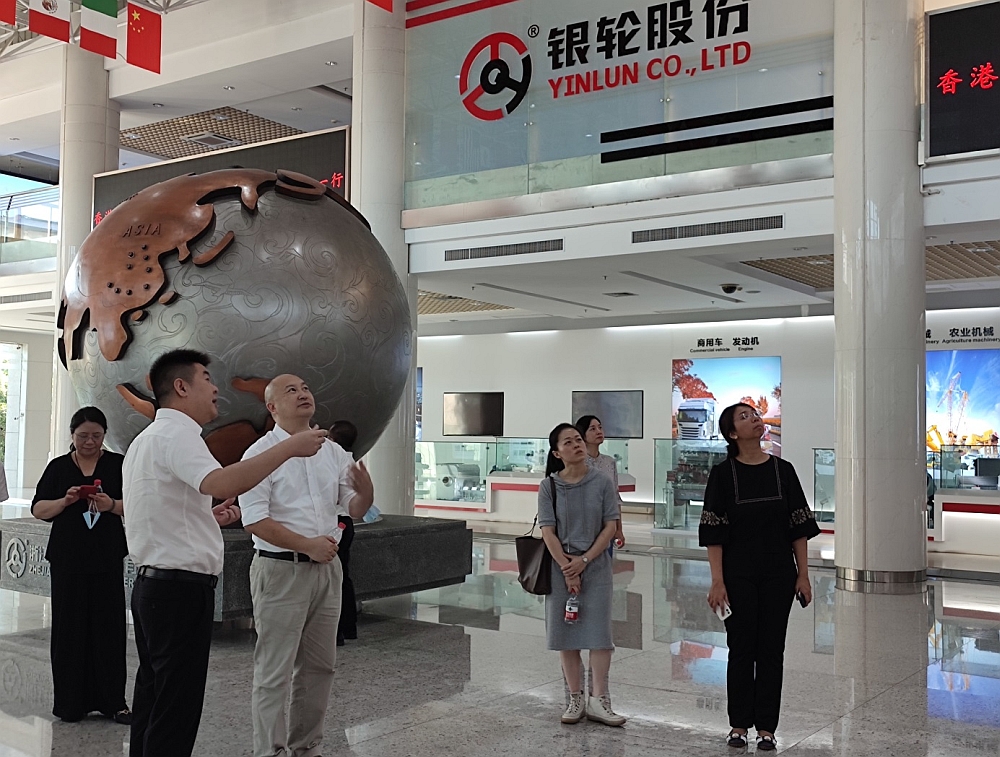 駐浙江聯絡處主任劉銘德（左三）在台州市政府港澳辦主任葉玲君（左一）等陪同下參觀浙江銀輪機械股份有限公司。