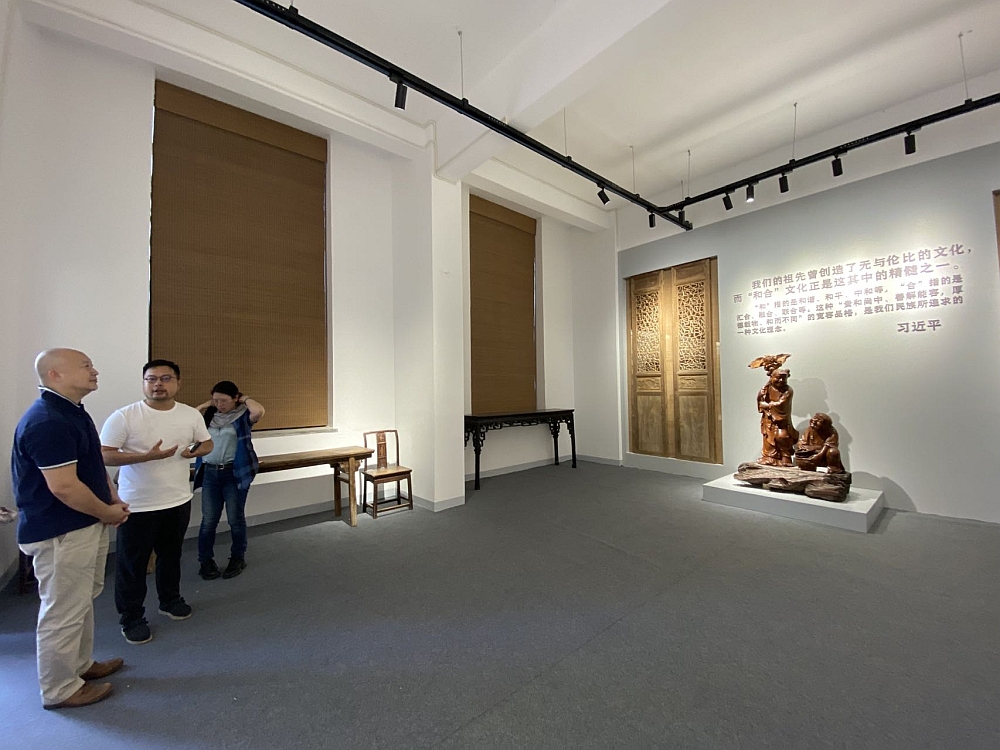 駐浙江聯絡處主任劉銘德（左一）參觀和合人間文化園。