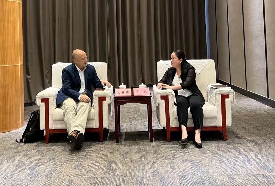 駐浙江聯絡處主任劉銘德（左）與紹興市人民政府副市長胡敏（右）會面交流。