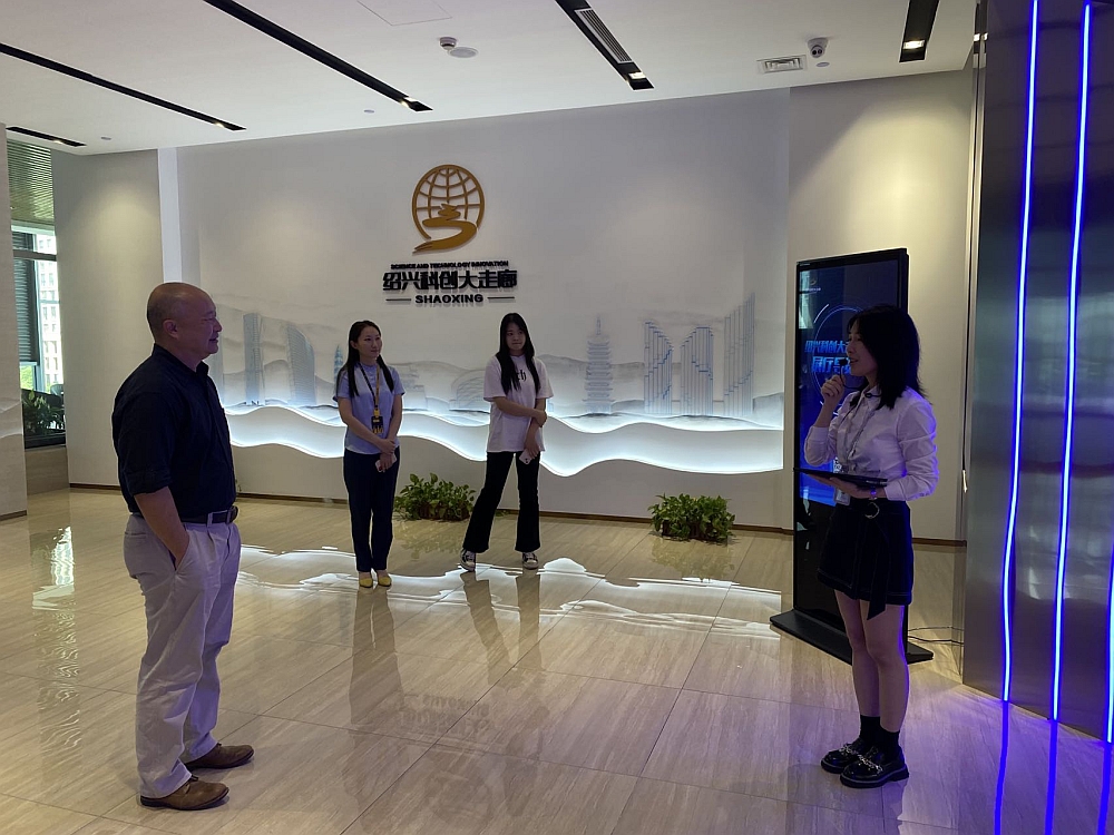 駐浙江聯絡處主任劉銘德（左一）參觀紹興科創大走廊。