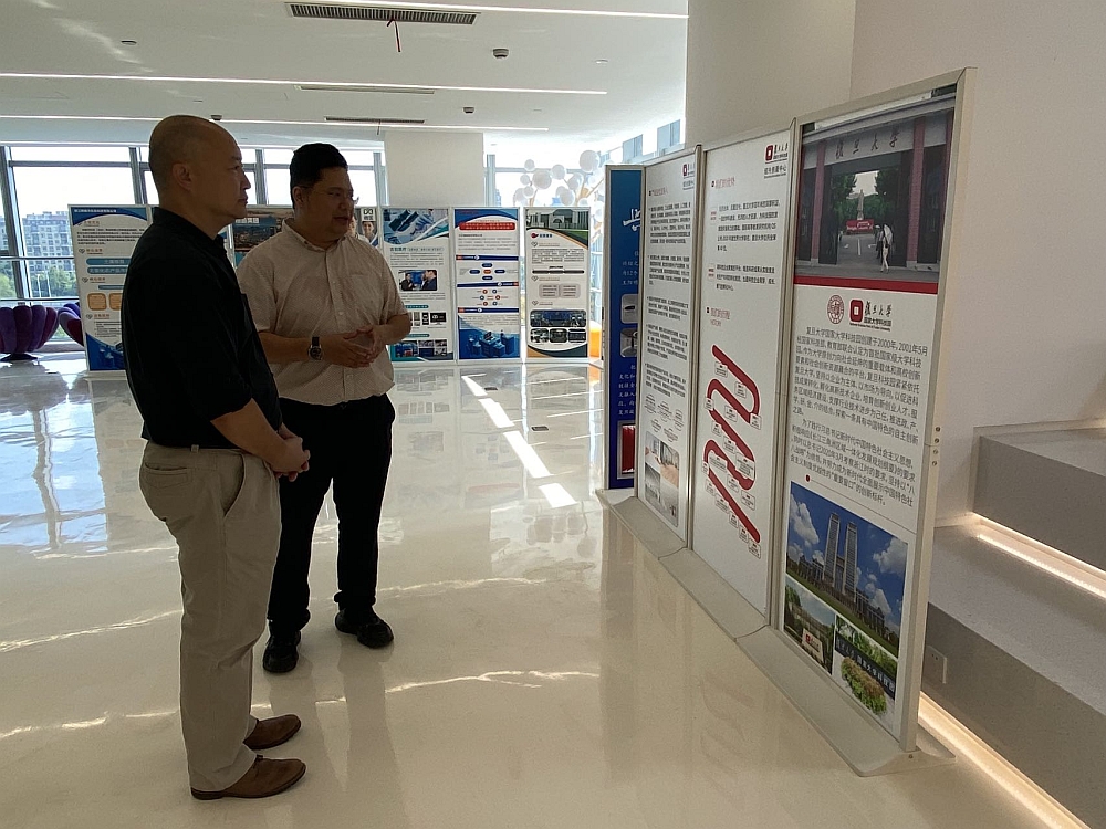 駐浙江聯絡處主任劉銘德（左）參觀紹興復旦科技園。
