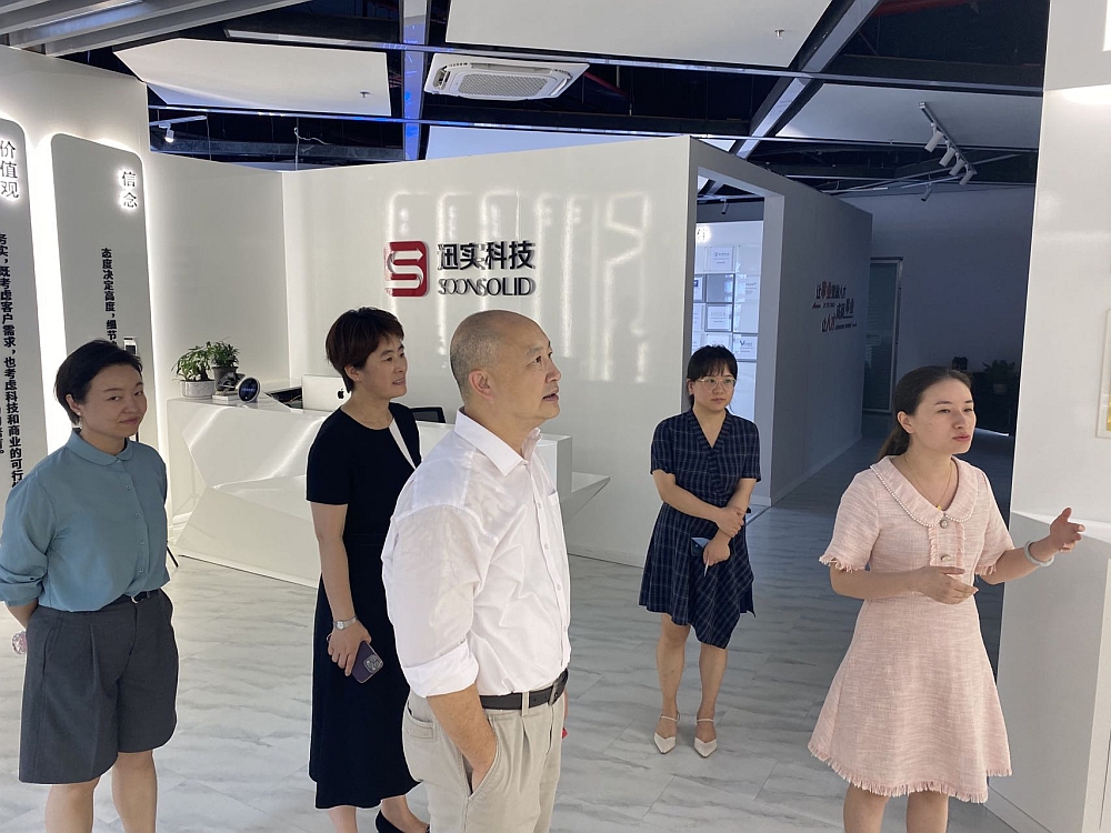 駐浙江聯絡處主任劉銘德（中）在紹興市港澳辦副主任謝妍（左一）等陪同下參觀考察浙江迅實科技。