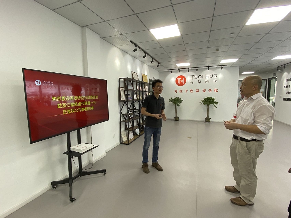 駐浙江聯絡處主任劉銘德（右）參觀考察浙江材華科技。