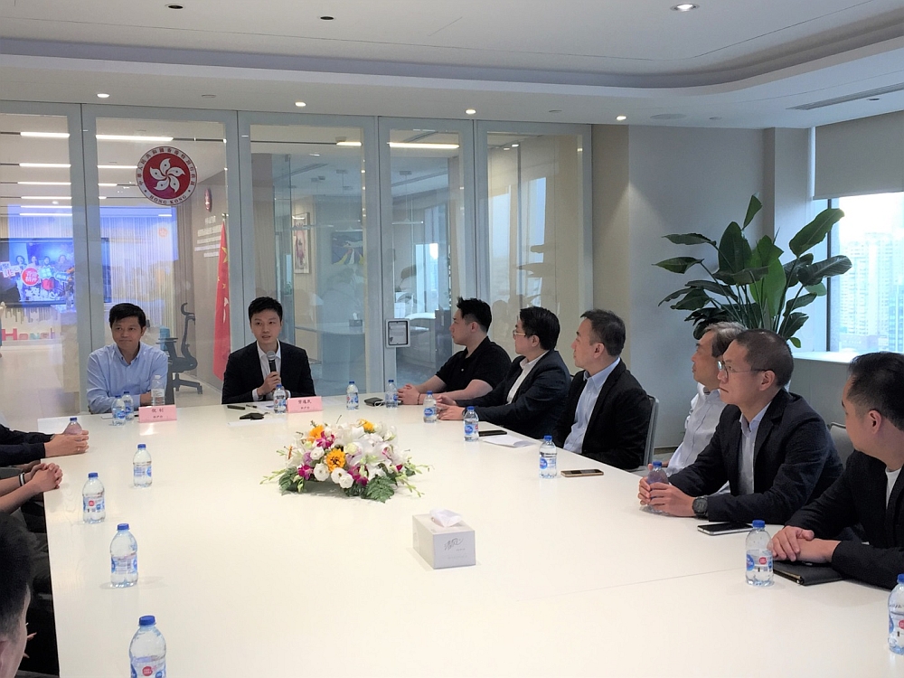 駐滬辦署理主任勞逸民（左二）向「2022范長江行動—認知上海這十年」採訪團及在滬港人代表簡介駐滬辦的服務範圍及職能