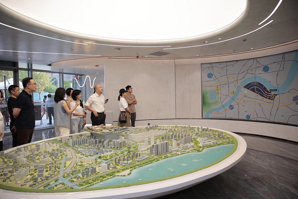 駐浙江聯絡處主任劉銘德（右三）參觀前灣國際社區展覽廳。