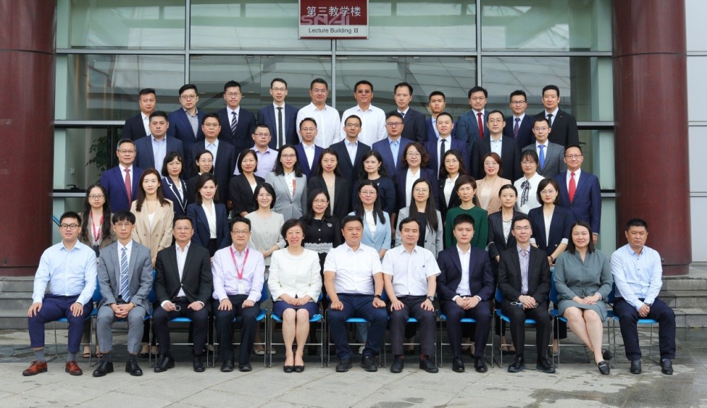 出席開班式的人員合影，香港特區政府駐滬辦署理主任勞逸民（前排右四）、中聯辦行政財務部副部長李旭鴻（前排右五）、中國註冊會計師協會副秘書長萬文翔（前排中）、上海國家會計學院副院長白曉紅（前排左五）