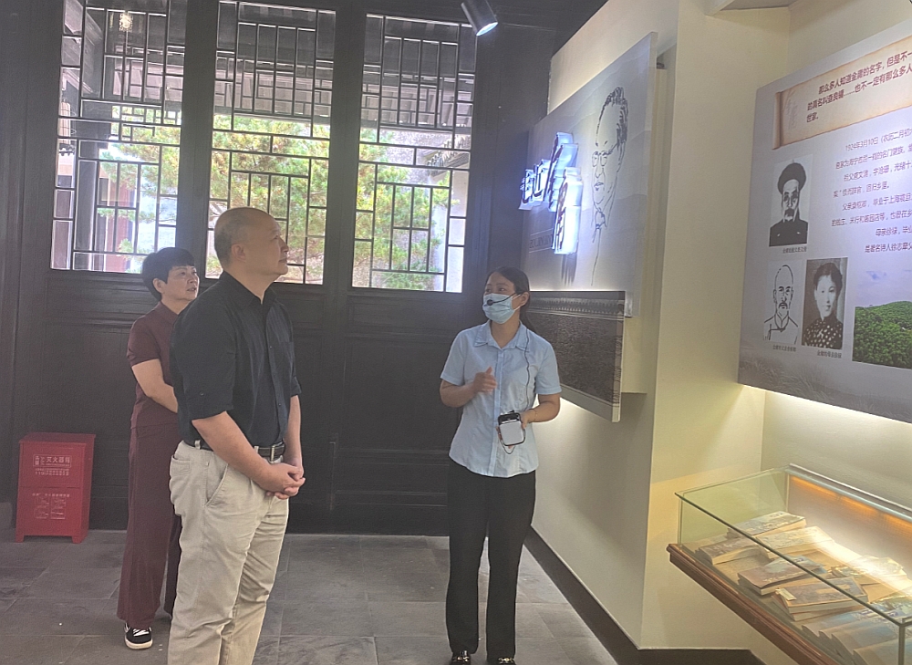 駐浙江聯絡處主任劉銘德（左一）在嘉興市港澳辦副主任莊玉娥（左二）陪同下參觀金庸故居