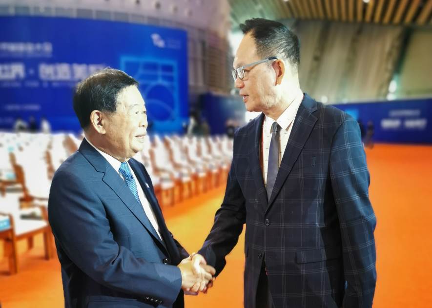 駐滬辦副主任鞏連全(右)與福耀玻璃工業集團股份有限公司創始人、董事長曹德旺會面交流