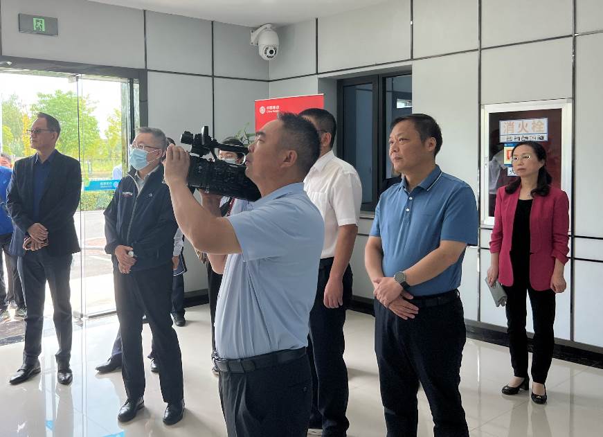 駐滬辦副主任鞏連全（左一）一行隨同國務院港澳辦交流司副司長、一級巡視員劉文達（左二）考察中國移動長三角(淮南)數據中心，淮南市副市長王啟超陪同考察