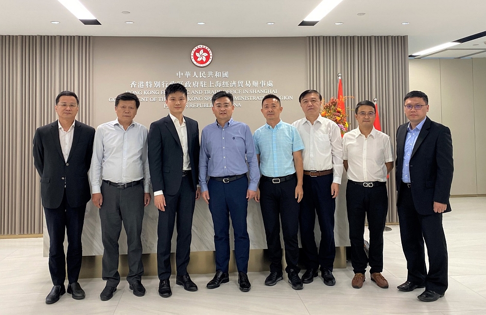 駐滬辦副主任勞逸民（左三）與揚州市人民政府駐上海聯絡處主任趙鼎（左四）及其他參會者會面後合影