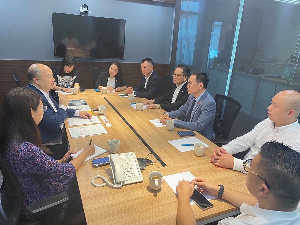 駐浙江聯絡處主任劉銘德（左二）與義烏港澳總商會創會會長洪俊偉（右三）等會面。