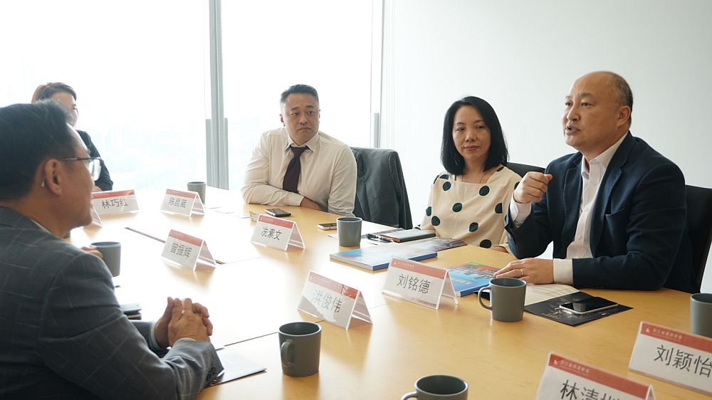 駐浙江聯絡處主任劉銘德（右一）與浙江省香港商會副會長冼素文（右二）、執行委員陳昆葳（右三）及義烏港澳總商會創會會長洪俊偉（左一）等會面交流。