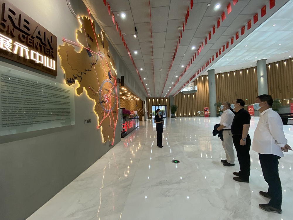 駐浙江聯絡處主任劉銘德（右三）與杭州市政府黨組成員、亞運市運保指揮部副指揮、亞運馬術市運保分指揮部指揮長王宏（右二），及杭州市港澳事務辦公室副主任孔德勝（右一）參觀桐廬城市規劃展示中心。